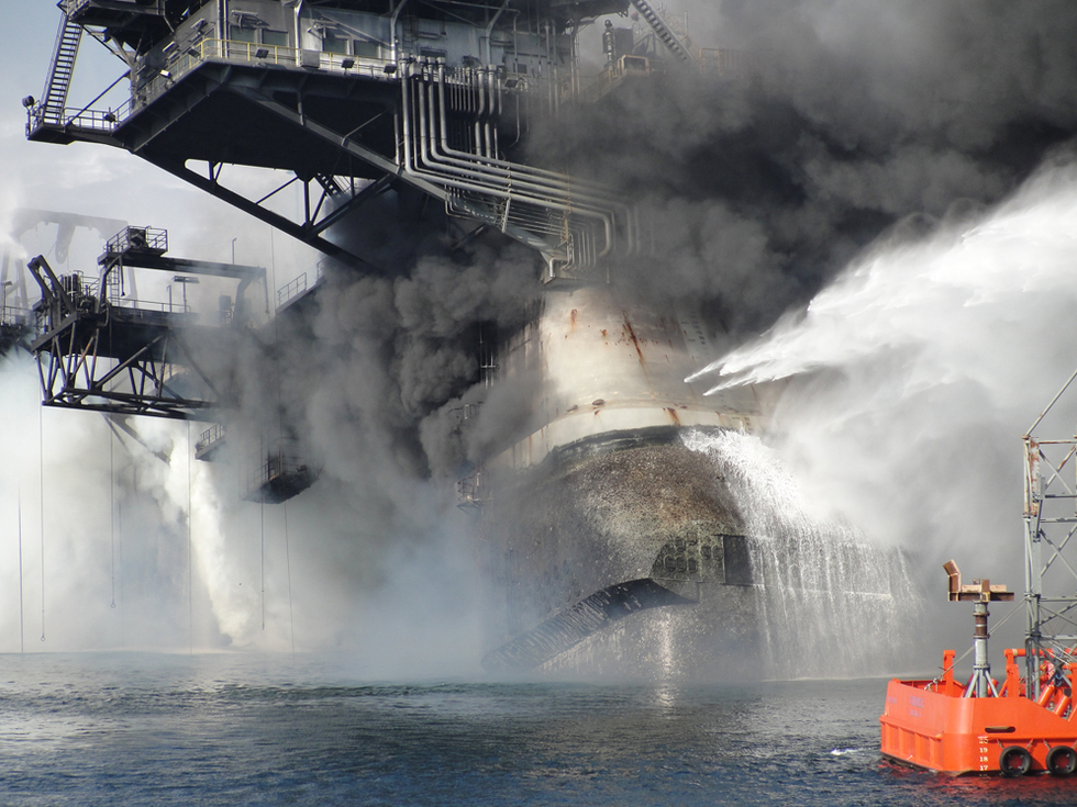 Аварии на буровой. Нефтяная платформа Deepwater Horizon. Взрыв нефтяной платформы Deepwater Horizon 2010. Буровая платформа глубоководный Горизонт.