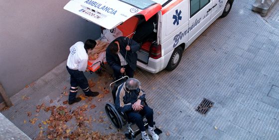 Los enfermos crónicos pagarán por ir en ambulancia a sus tratamientos | Sociedad | EL PAÍS