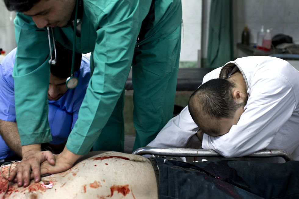 Omar, de 31 años, un soldado del Ejército Libre de Siria llegó al hospital a las 13:49 con una herida de bala en el pecho. Nueve minutos más tarde fue declarado muerto. Esta imagen forma parte de la serie ganadora del XVII Premio Luis Valtueña de Fotografía Humanitaria Médicos del Mundo. La exposición donde se podrá ver el trabajo del galardonado y los otros tres finalistas se podrá visitar a partir del 21 de enero en el espacio CentroCentro de Madrid.