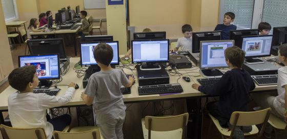 Resultado de imagen de niños en una aula utilizando ordenadores